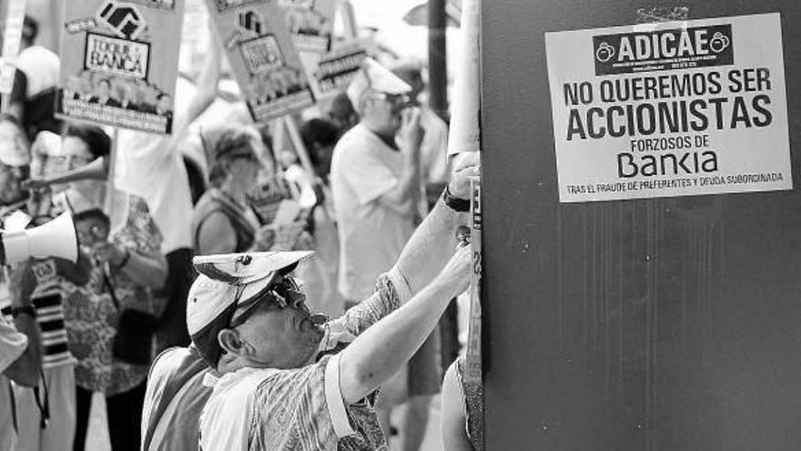 Protesta por las preferentes ante Bankia, que gana 428 millones