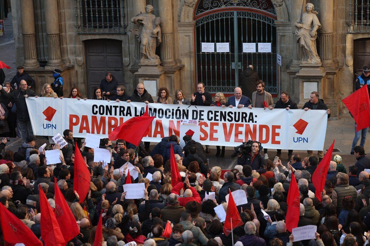 Imágenes de la concentración contra la moción de censura en Iruñea