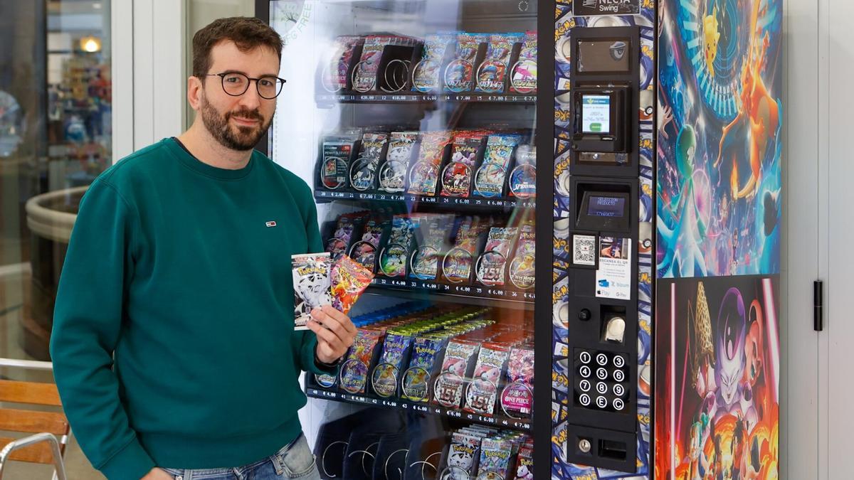 El vecino de Olite Iker Yoldi, en el Centro ComercialAvenida junto a la máquina expendedora con sobres de cartas Pokémon.