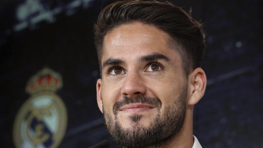El centrocampista malagueño del Real Madrid, Isco Alarcón, ante los medios de comunicación para hablar de la ampliación de su contrato con el conjunto blanco hasta 2022