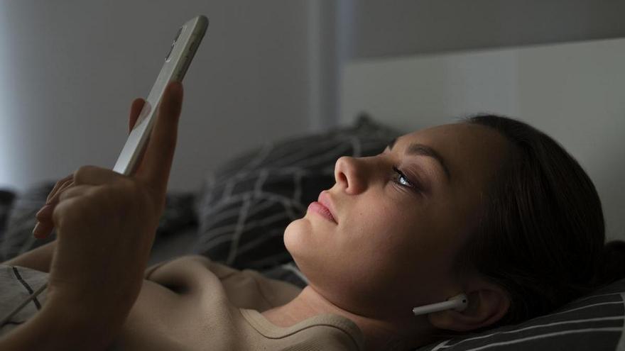 Por qué no deberías dormir con el móvil al lado