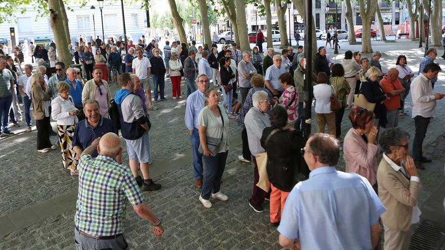 Largas colas en el primer día para renovar el abono de San F