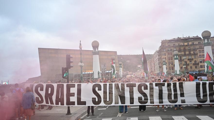 Manifestantes cortan el puente de Zurriola en una nueva protesta a favor de Gaza