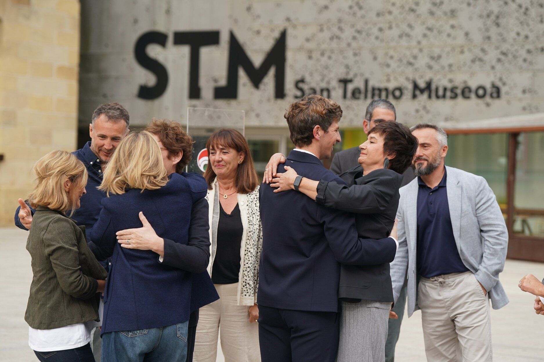 Jon Insausti es felicitado por sus compañeros tras su designación como candidato a alcalde