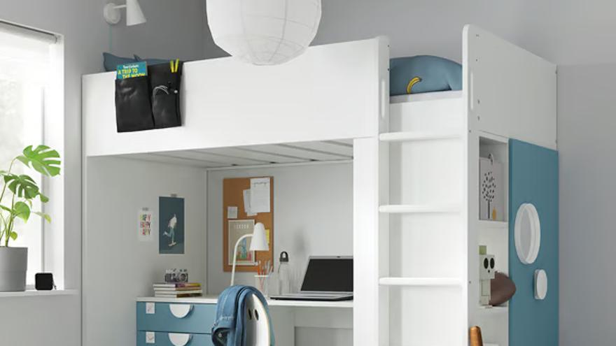 Vista de la cama alta con escritorio Smastad de Ikea