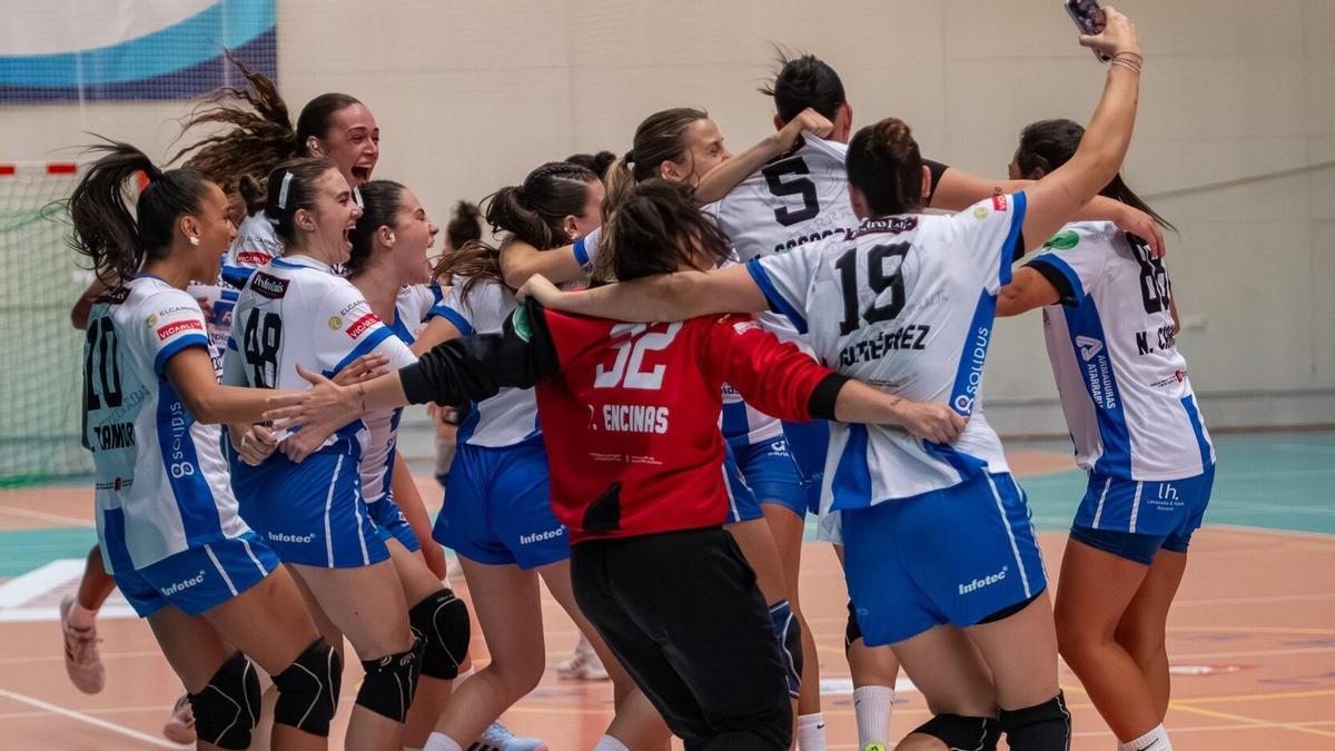 Las jugadoras del Replasa Beti Onak festejan en Bilgoraj, Polonia, el pase a la tercera ronda.