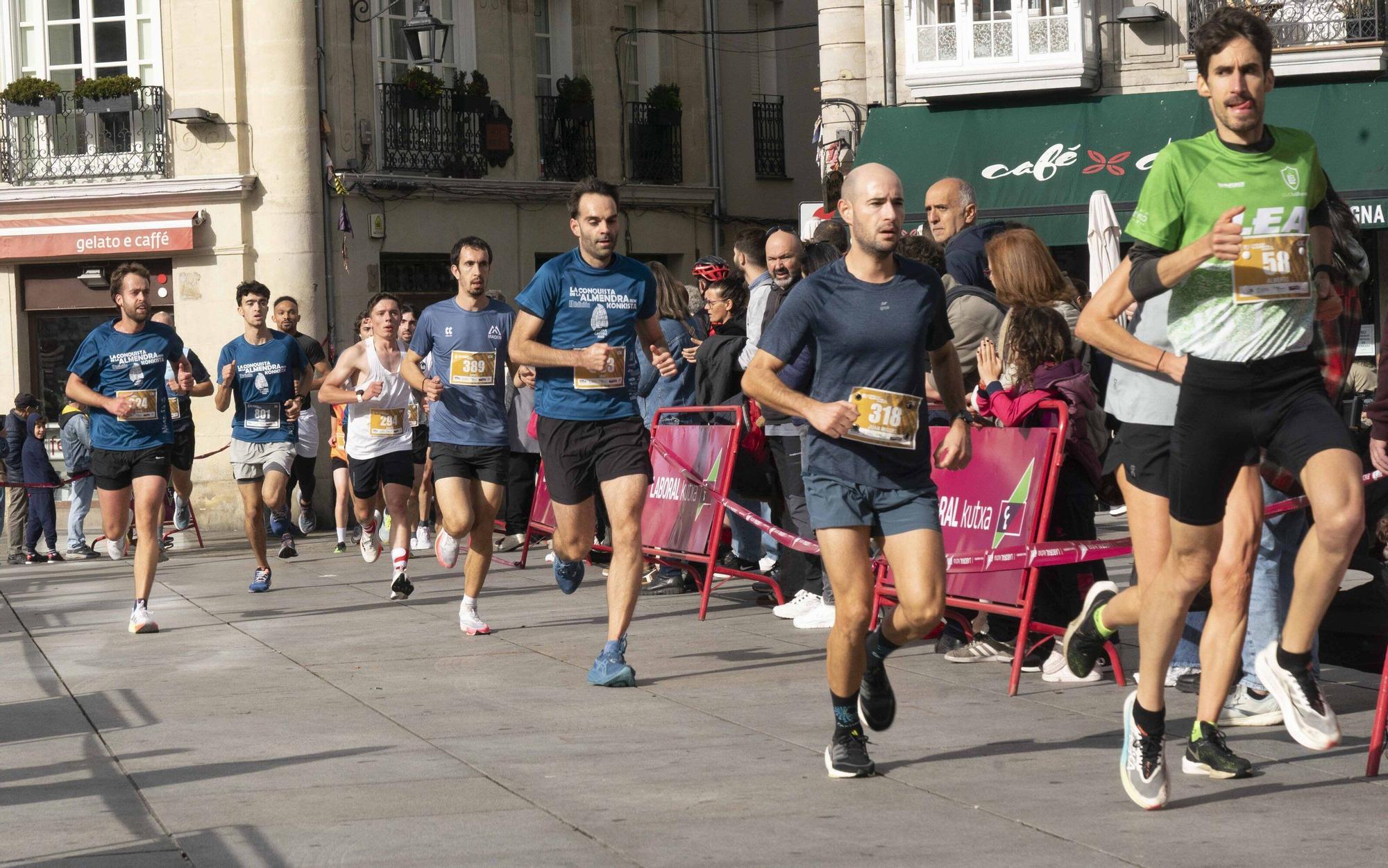 En imágenes: Un millar de corredores atraviesan la almendra