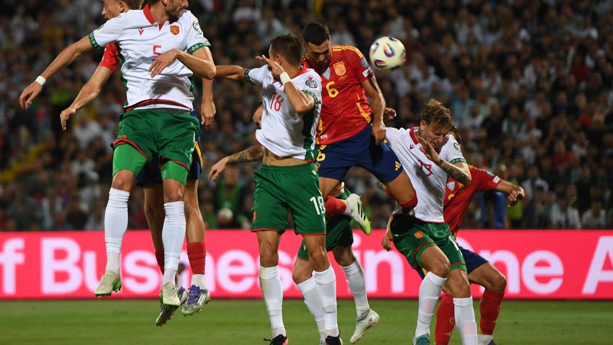 Mikel Merino marca de cabeza el tercer gol de ‘La Roja’.