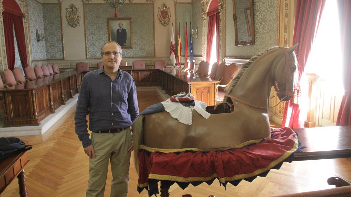 Juan Sáinz el día que donó el zaldiko a Tudela en 2014.