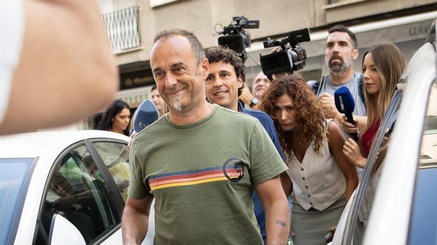 Arcuri llega al punto de encuentro familiar de Granada entre el clamor popular en apoyo a Juana Rivas