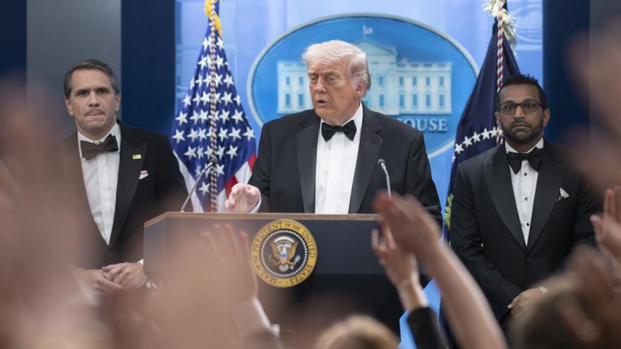 Pujol elude el banquillo, Trump las balas