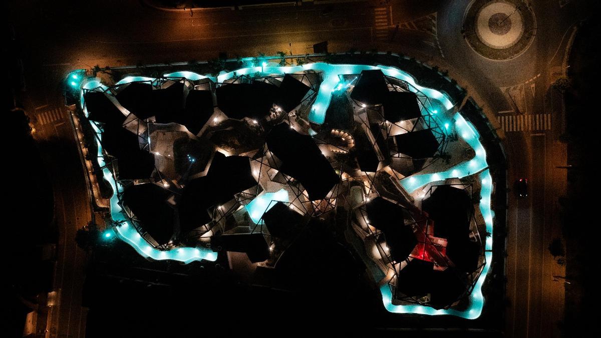 El hotel, con la forma de Menorca, visto de noche