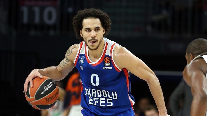 Shane Larkin explota contra Ibrahim Kutluay, leyenda del baloncesto turco