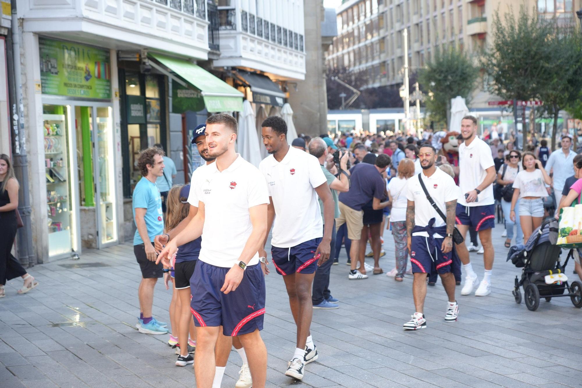 En imágenes: El Baskonia se da un baño de masas en la firma de autógrafos