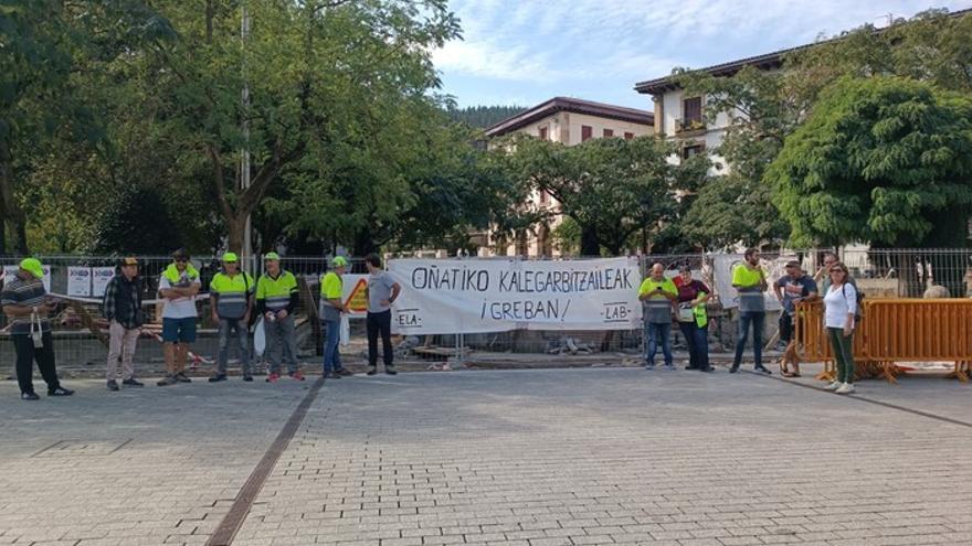 Los trabajadores de la limpieza viaria inician una huelga indefinida en Oñati