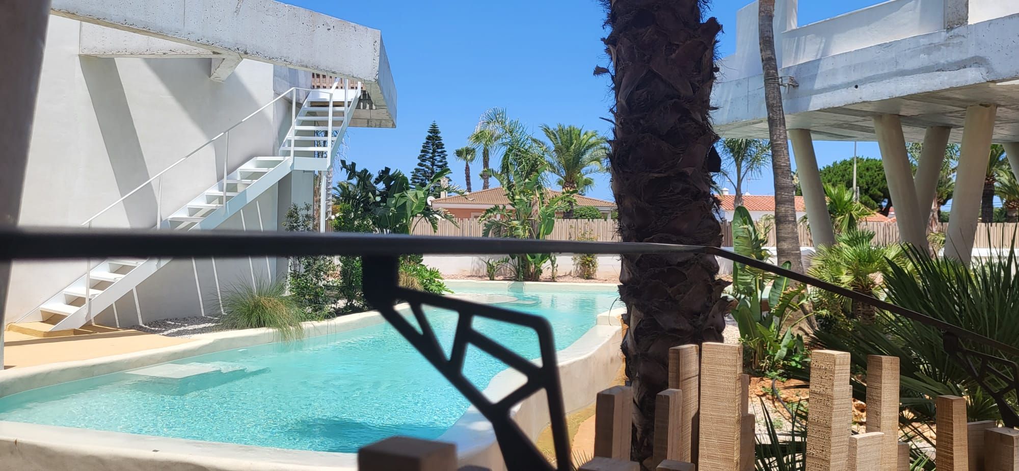 Lo rompedora piscina Mediterranean Sea, diseñada por una constructora donostiarra, para un hotel en Menorca