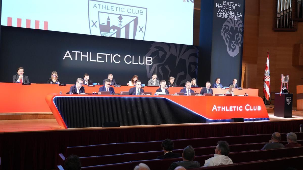 Imagen de la Asamblea de socios compromisarios del Athletic del año pasado, que terminó a altas horas de la madrugada. Imagen de la Asamblea de socios compromisarios del Athletic del año pasado, que terminó a altas horas de la madrugada.
