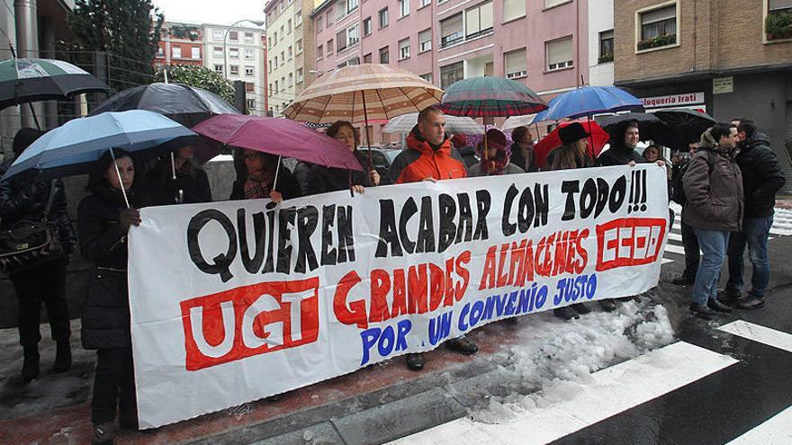 La patronal de grandes almacenes reduce un 10% el salario a sus plantillas