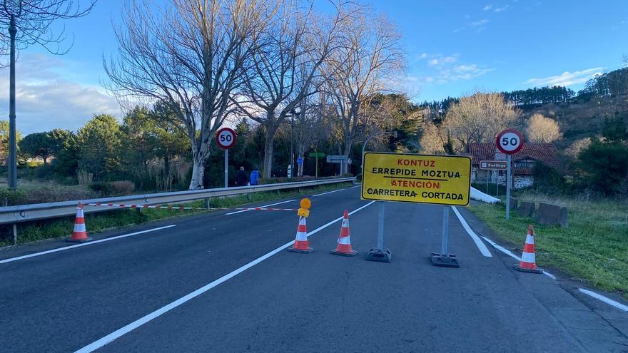 Cortada la N-634 entre Zumaia y Zarautz por el fuerte oleaje