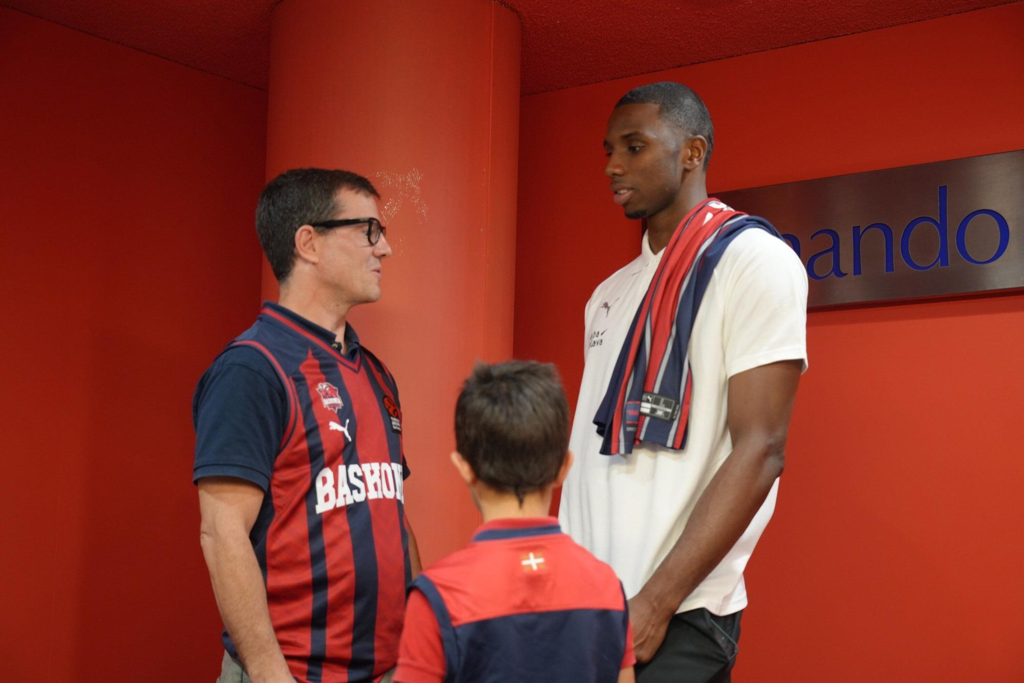 En imágenes: Presentación de Diallo como jugador del Baskonia