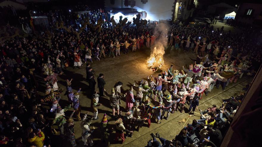 Carnaval de Lantz | El rito se impone: ni Zaldiko salva a Miel Otxin de las llamas