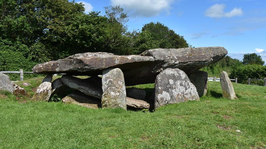 Arqueólogos excavan una tumba neolítica vinculada al Rey Arturo