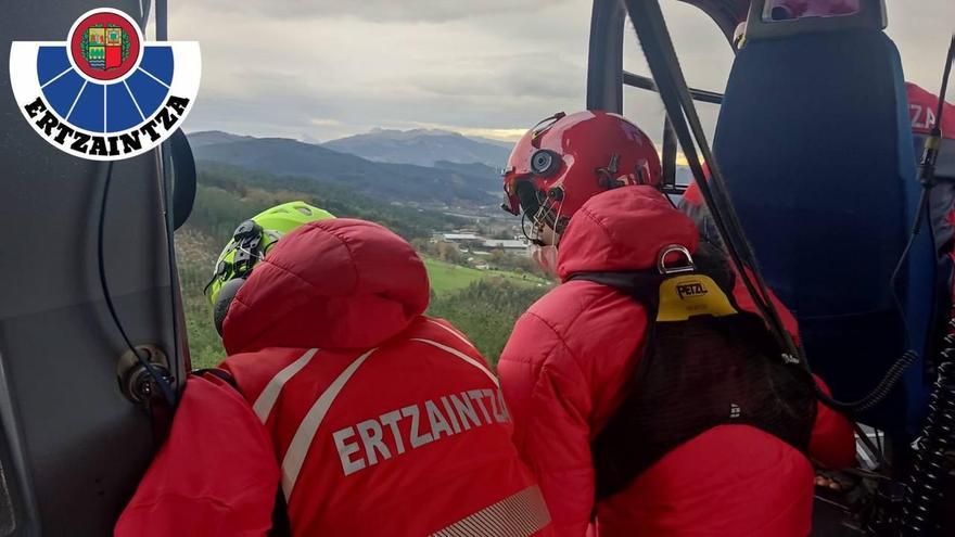 El helicóptero de la Ertzaintza rescata a una mujer accidentada en el nacedero del río Zirauntza (Araia)