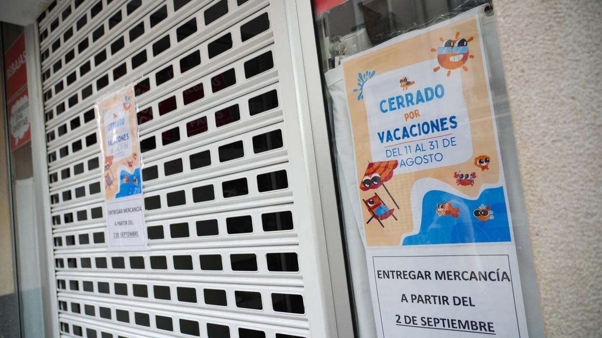 Comercio cerrado por vacaciones.
