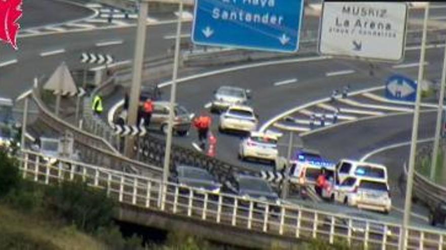 Un accidente de tráfico múltiple genera retenciones kilométricas en la A-8 dirección Cantabria