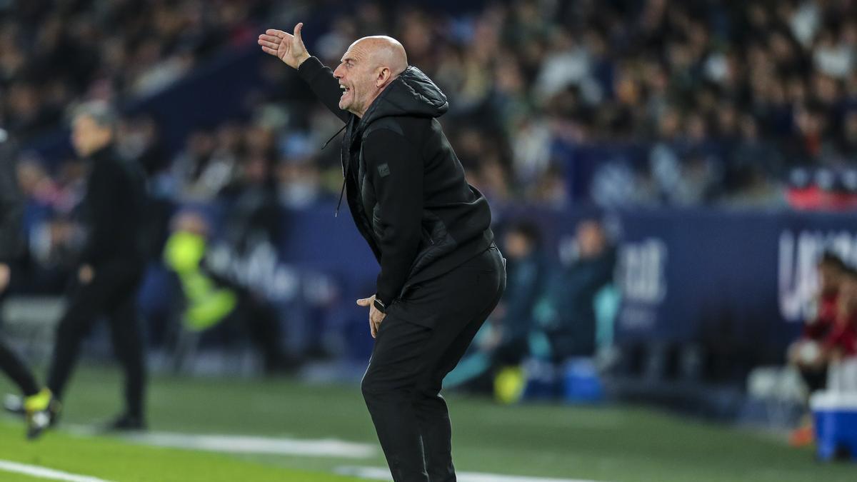 Julian Calero durante el encuentro del Levante-Athletic