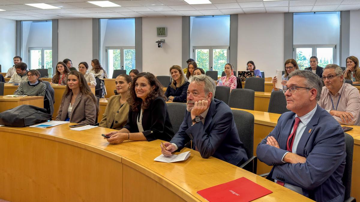 El consejero sigue la jornada de presentación en la Universidad de Navarra junto a Alberto López San Miguel y Paloma Grau, vicerrectora de Investigación y Sostenibilidad de la UN.