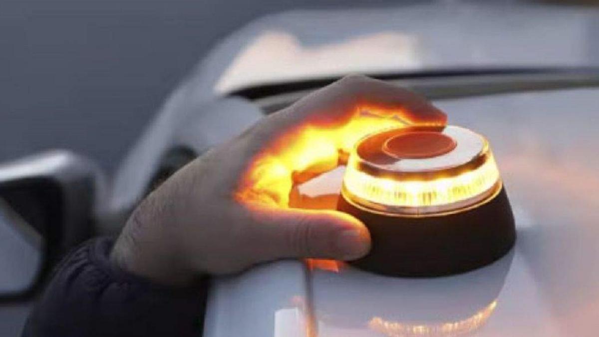 Una baliza colocada en el techo de un coche.