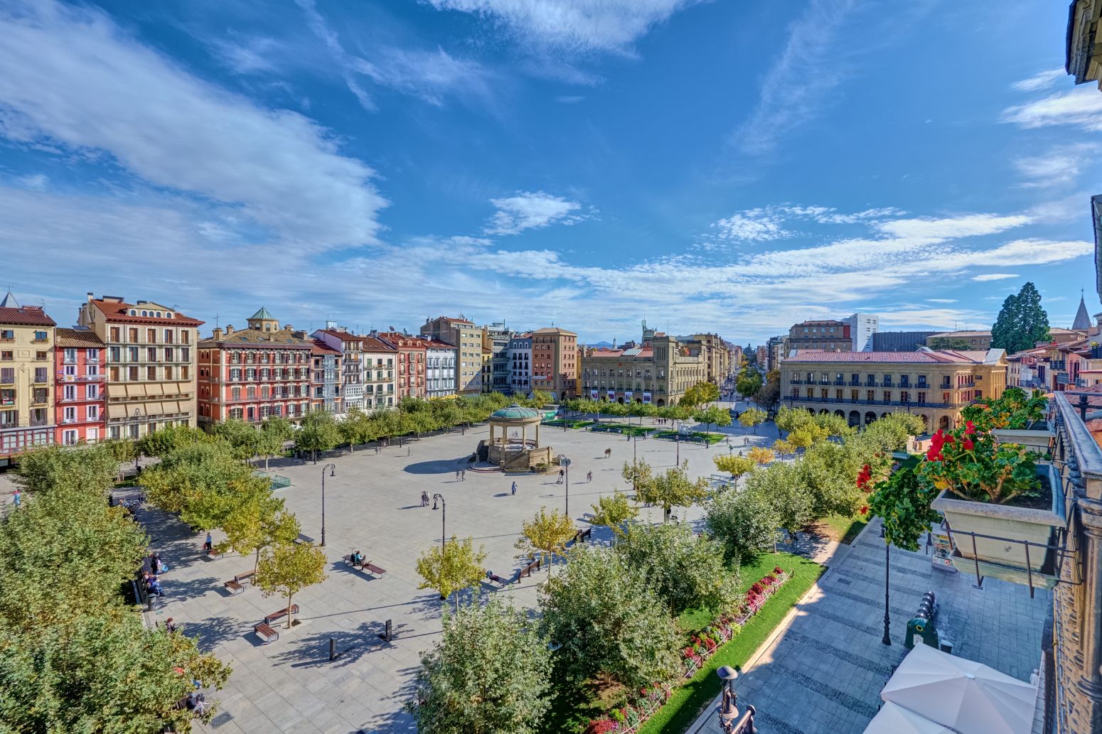 Un piso con vistas a la Plaza del Castillo sale al mercado: patrimonio, modernidad y ubicación única en el Casco Antiguo