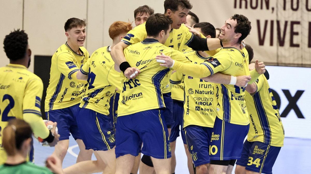 Los jugadores del Bidasoa celebran la victoria ante el Potaissa Turda y la clasificación a la Maind Round.
