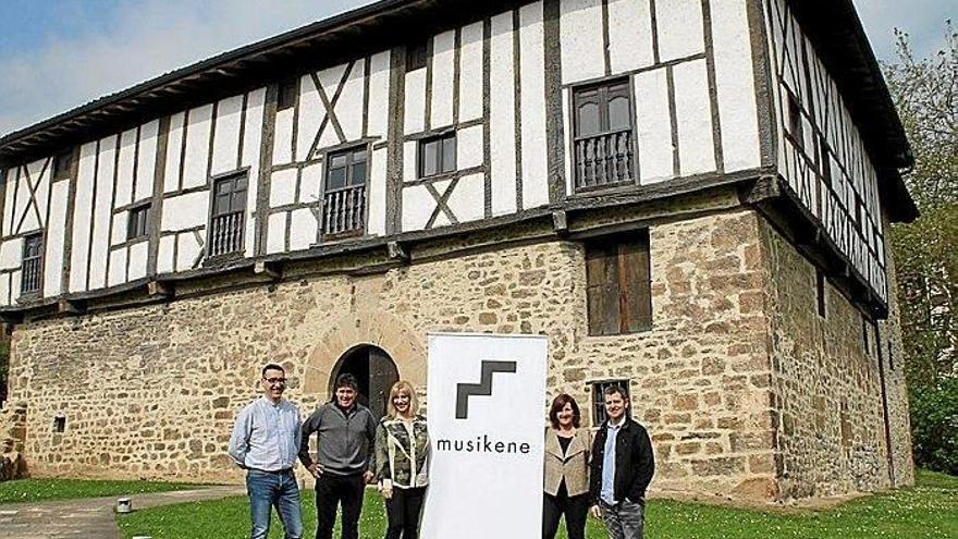 Xabier Matarranz, Aitor Aldasoro, Miren Iñarga, Arantxa Gastesi y Xabier Sarasola, presentando la beca.