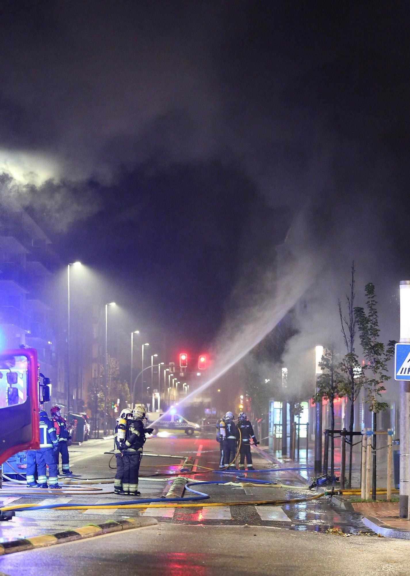 Fotos del incendio de un bazar en la Rochapea