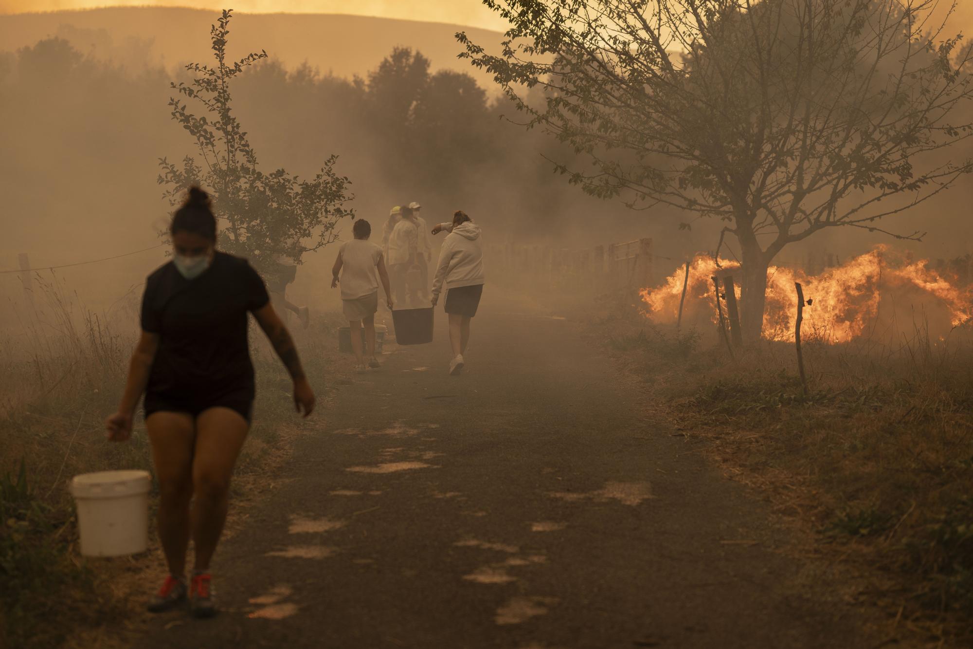 Los incendios no dan tregua en Ourense: los vecinos trabajan en labores de extinción del fuego de Carballeda de Avia