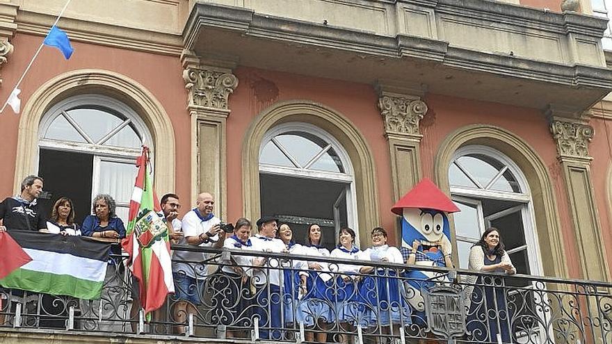 Representantes de Uztargi, junto a la alcaldesa y concejales.