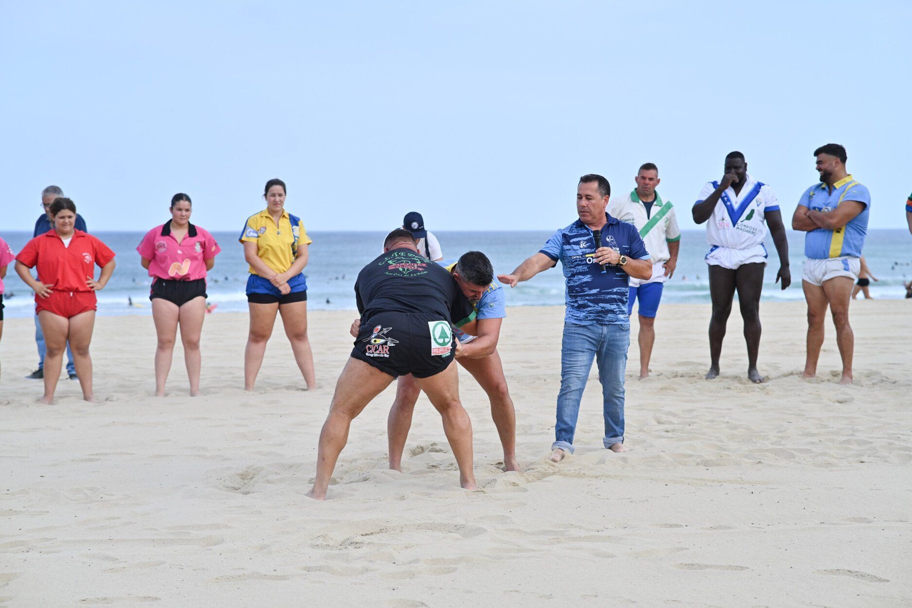 Espectacular exhibición de lucha canaria en la playa de la Zurriola
