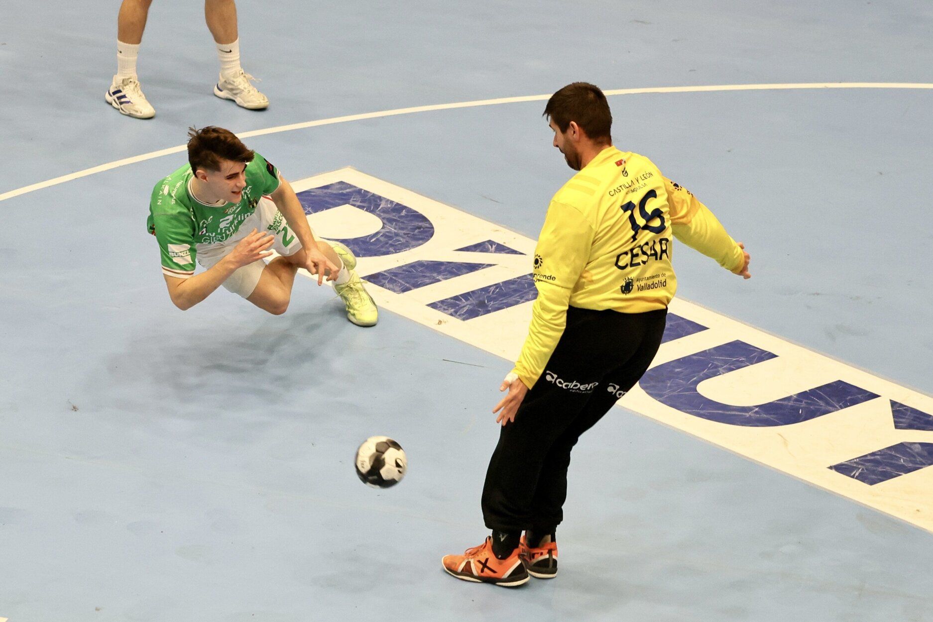 Gran victoria de un Bidasoa vestido de llamativo verde ante el Atlético Valladolid