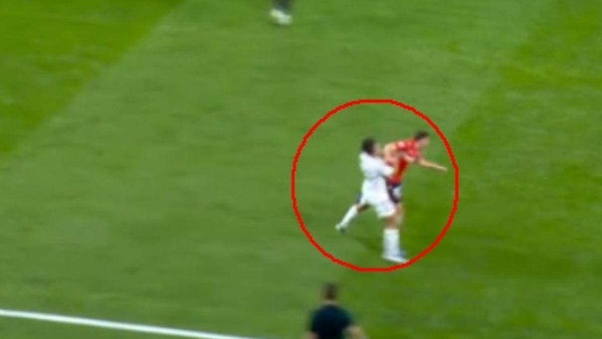 En las imágenes de TV se aprecia que el árbitro no vio la carga de Abel Bretones a Gonzalo. Como tampoco la revisó en el VAR, mostró al rojillo la tarjeta roja sin haber visto la jugada.