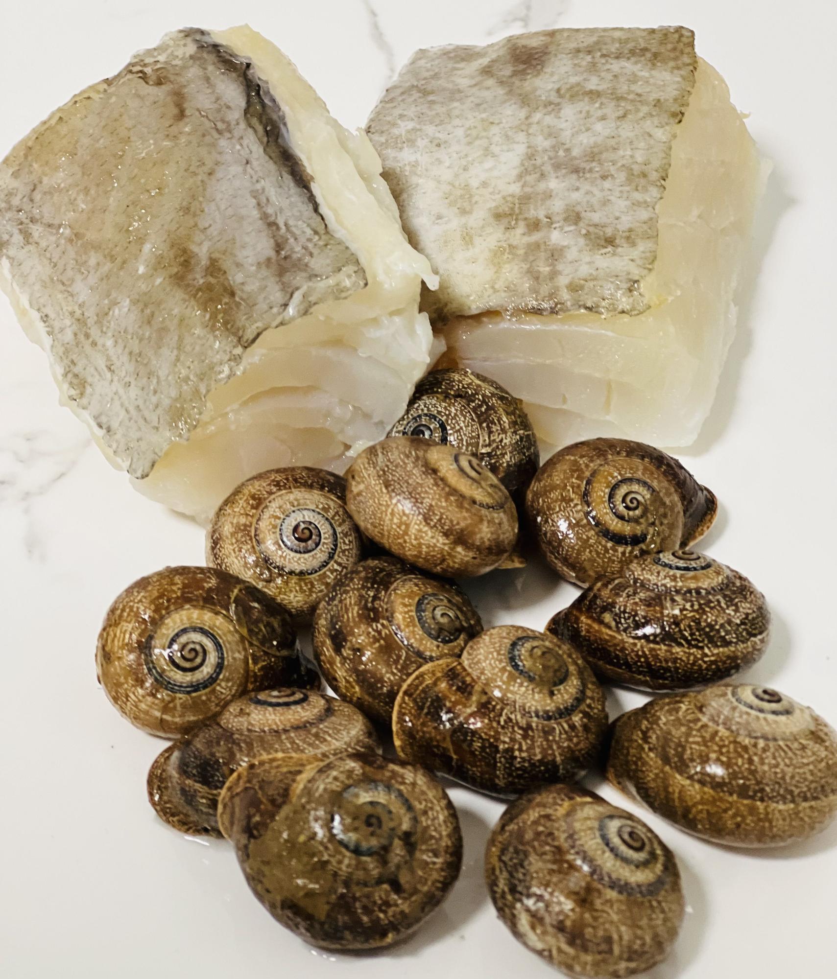 Bacalao y caracoles, dos de los ingredientes de esta receta.