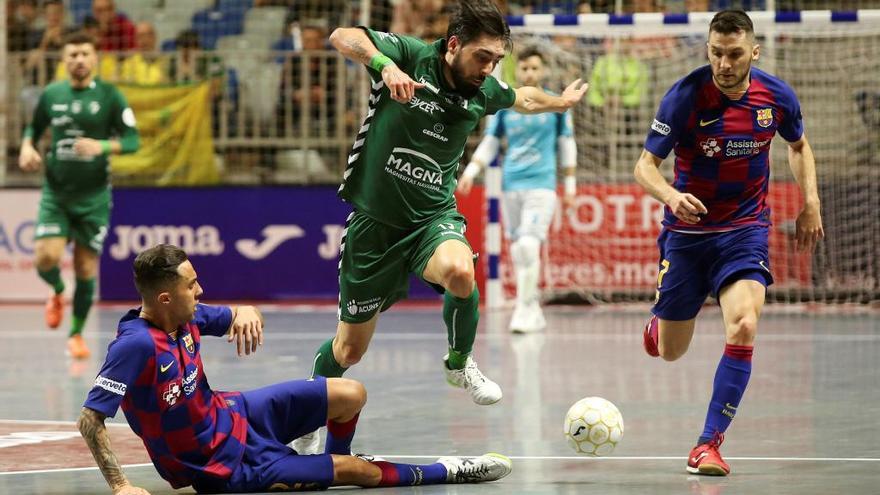 Los jugadores Jesús Aicardo (i), Eric Martel (c) y Dyego Henrique (d) durante un momento del partido.