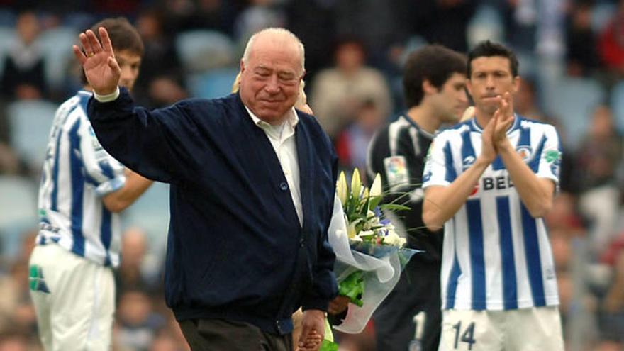 El padre de Aitor Zabaleta, en un homenaje a su hijo en Anoeta en 2008.
