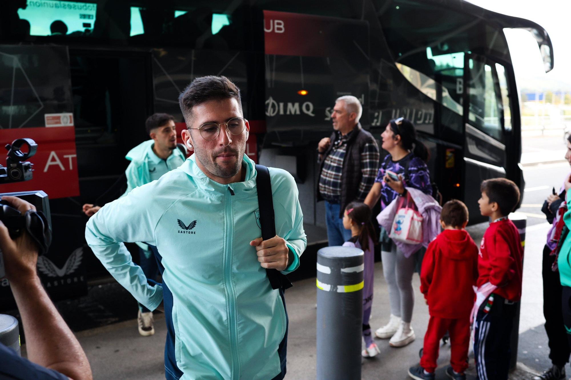 Aficionados del Athletic en el aeropuerto de Bilbao antes de viajar a Dortmund