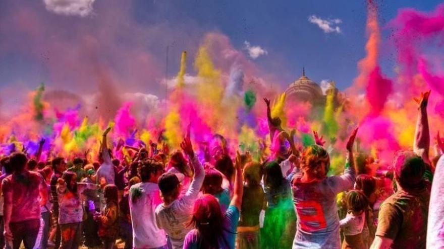 Jóvenes en el pasado Festival Holi de Madrid.