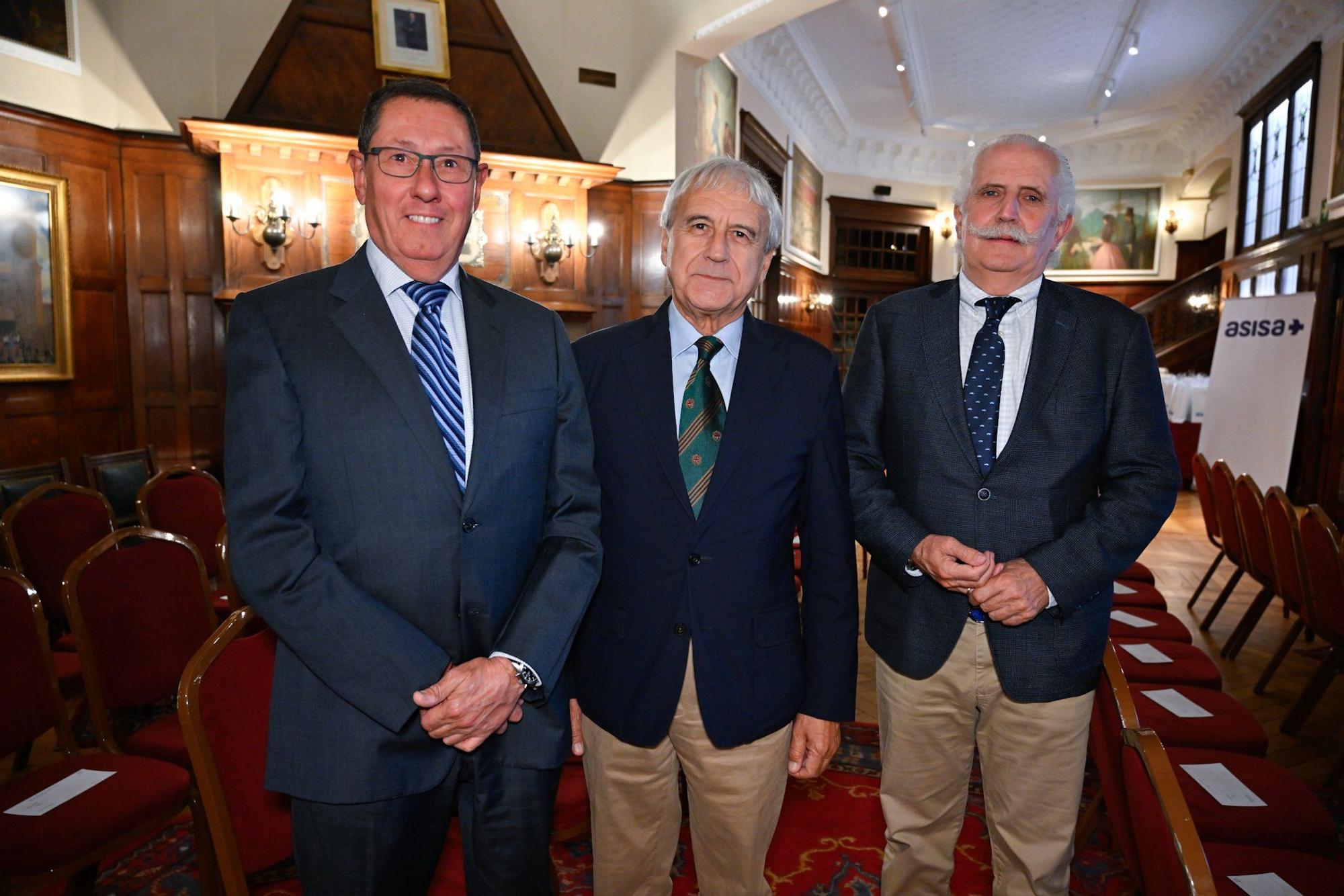 José Luis Sagardui, Vicente Reyes y Kepa Elejoste posaron momentos antes de la ceremonia.