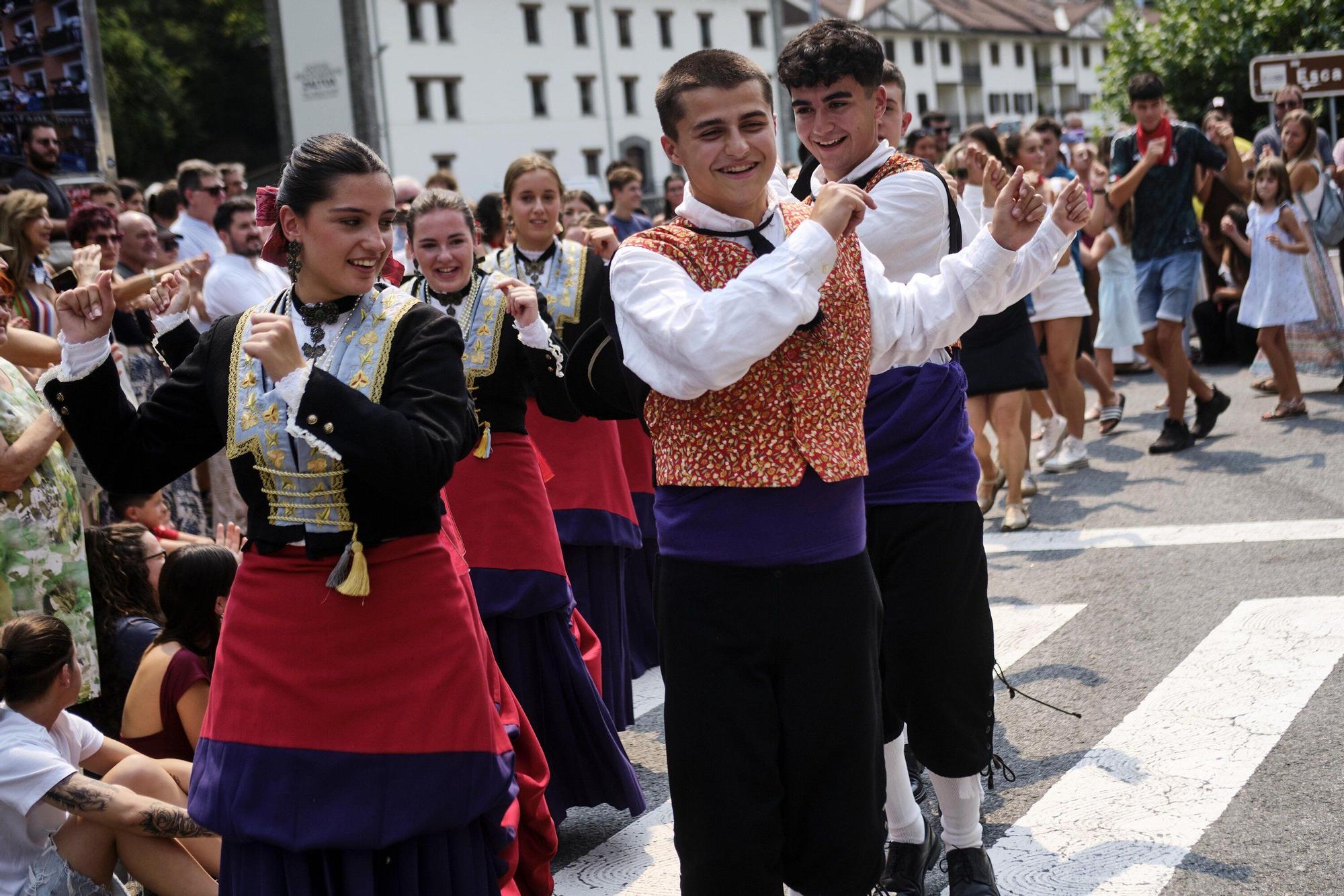 Fotos del tradicional baile de la bandera en fiestas de Roncal 2025