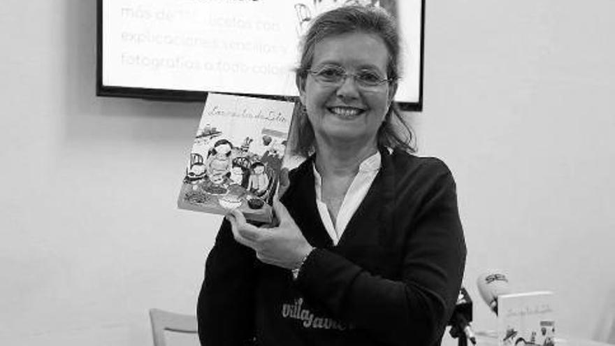 Ángela ‘Lita’ Arregui, posando con su libro.