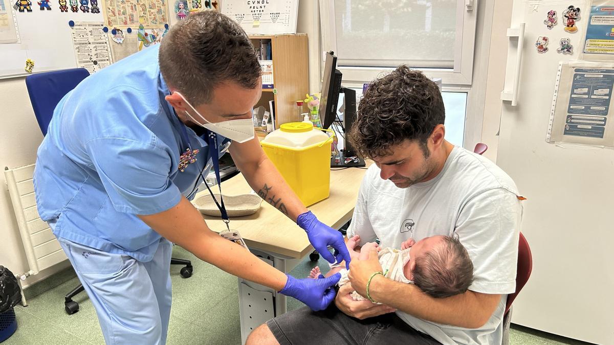 El pequeño Antton recibió ayer en el centro de salud de Sopela la vacuna contra la bronquilitis aguda.